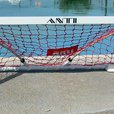 Bramka, która wyznacza nowe standardy w tym segmencie rynku. Popularna na całym świecie, używana podczas najbardziej prestiżowych imprez waterpolo. Model pływający, komplet z siatką. ANTI BRAMKA DO WATERPOLO