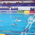 Kompletne boisko na basen 50 m oparty na linach ANTI zawierający 2 liny 50 m, 8 lin trzymających bramki oraz króćce wyznaczające strefę przewinień. Wszystkie liny na stalowej lince, z napinaczami SUPER TENSIONER oraz hakami mocującymi.<br>Pole gry 20x30 m, kolorystyka zgodnie z przepisami FINA/LEN. ANTI BOISKO KOMPLETNE NA LINACH 10 cm