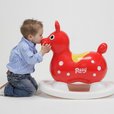 KONIK RODY NA BIEGUNACH łączy w sobie dwie funkcje:<br>- BUJAK - konik wraz z podstawką jest idealny do bujania!<br>-SKOCZEK - po zdjęciu podstawki stanowi idealną zabawkę do skakania! KONIK RODY NA BIEGUNACH